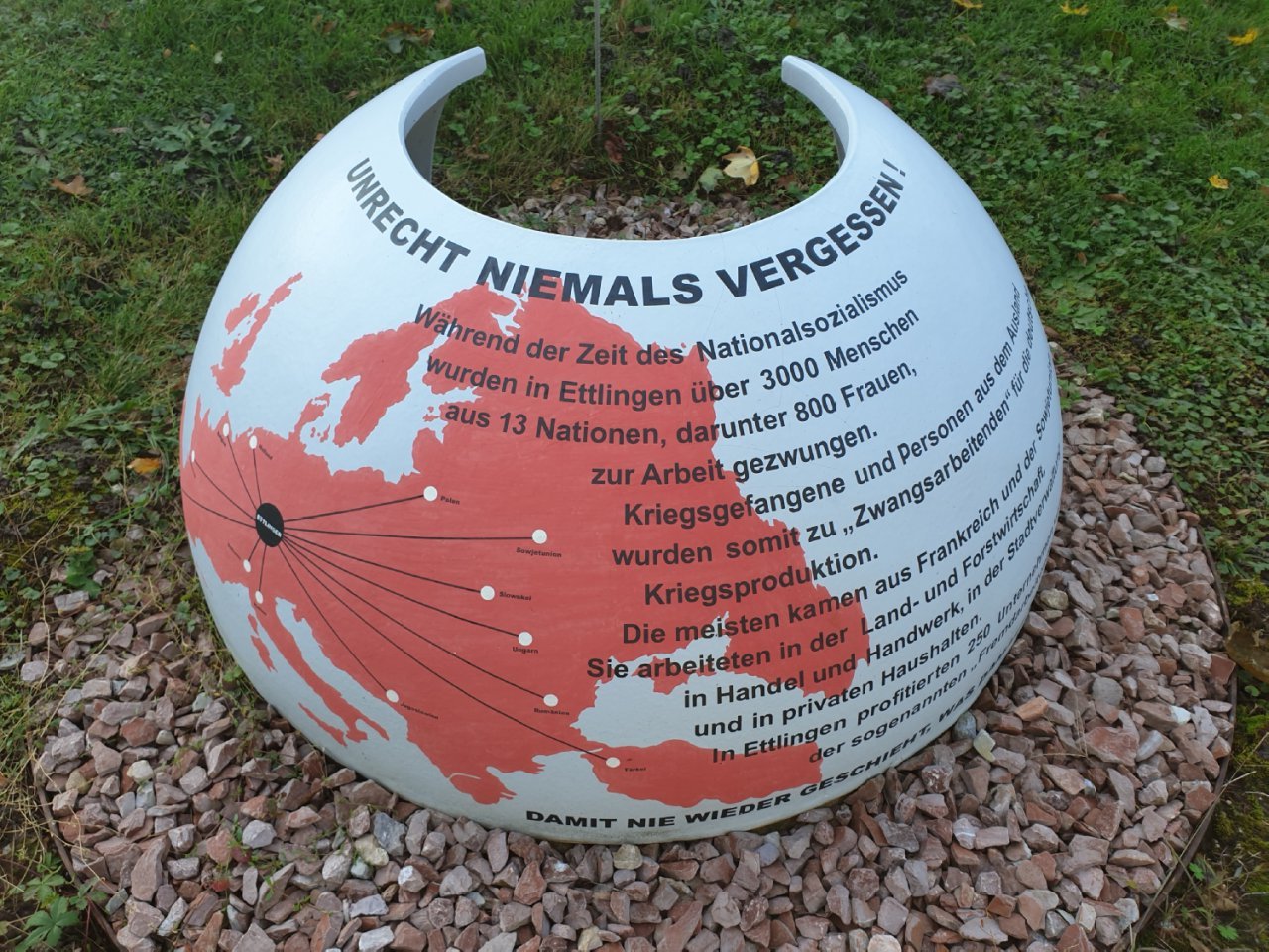 Das Zwangsarbeitermahnmal auf dem Ettlinger Friedhof Das Zwangsarbeitermahnmal auf dem Ettlinger Friedhof