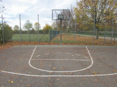 Basketballspielfeld mit Basketballkorb