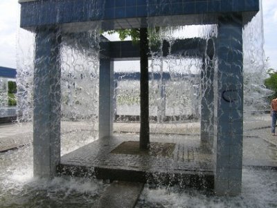 Von aus Stelen gebildetem Wasserhaus auf vier Seiten herunterstürzende Wasserwände