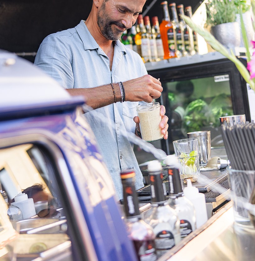Barkeeper mixt einen Drink, Foto: Sandrine