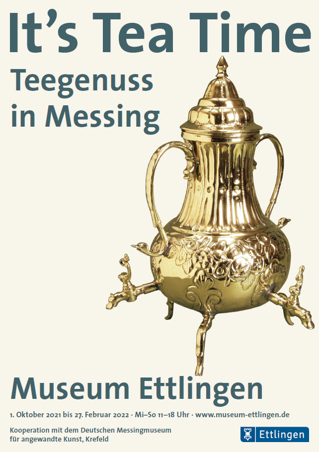 Plakat der Ausstellung It´s Tea Time mit Kranenkanne mit der Aufschrift: It´s Tea Time Teegenuss in Messing Museum Ettlingen