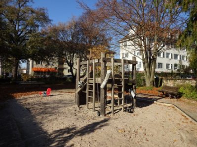 Kletterspielgerät auf Sandspielfläche