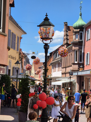 Foto von Erdbeerkuchen und Getränken mit Erdbeeren beim Erdbeerfest