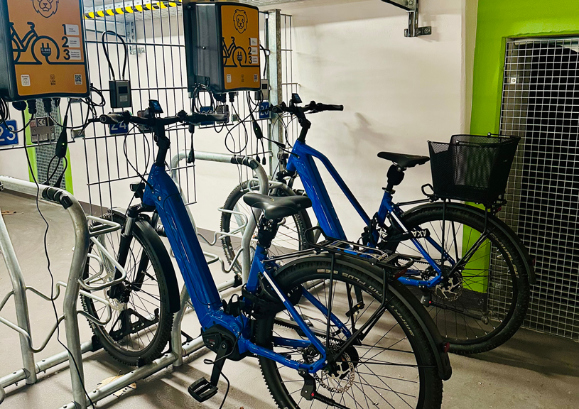 Zwei E-Bikes in der Tiefgarage, Fahrradbox