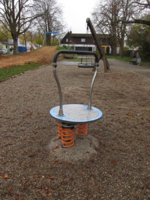 Wippteller auf Sandspielfläche