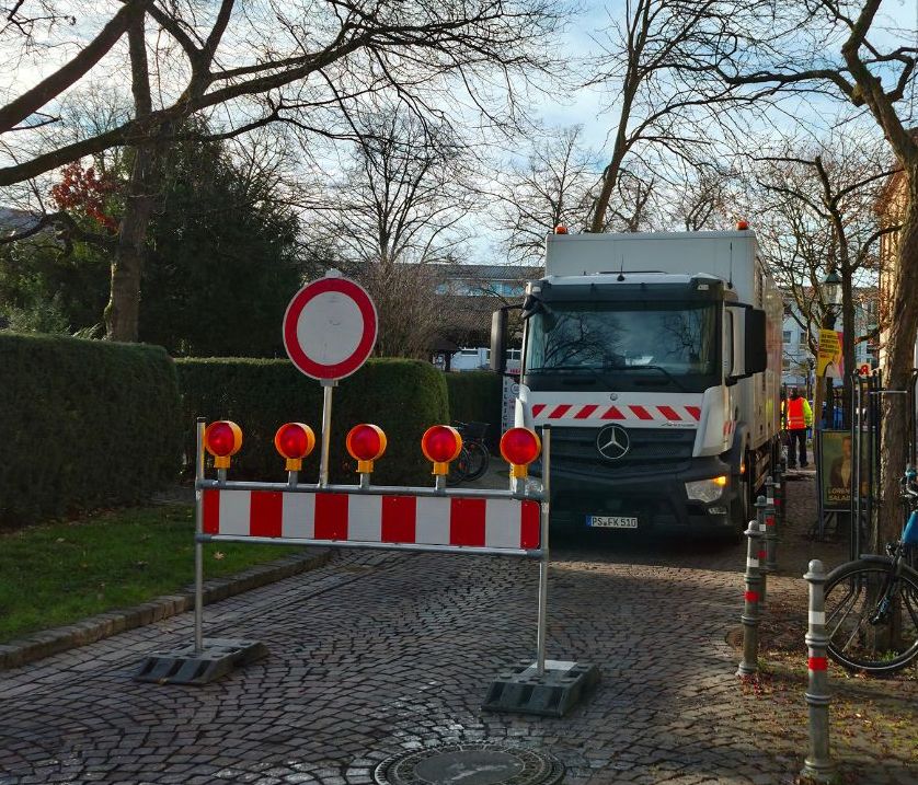 Straßensperrung vor einem großen LKW 