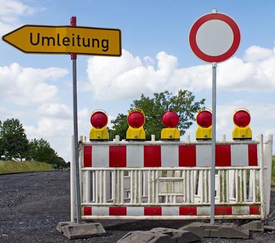 Baken und ein Schild zeigen, die Straße ist gesperrt