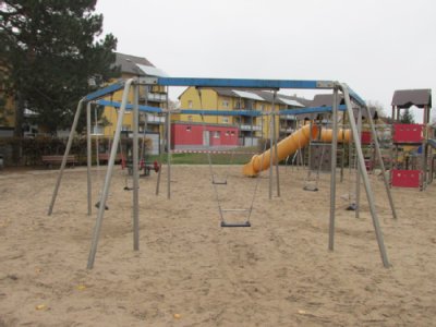 Schaukelspielgerät sechseckig mit sechs Schaukeln auf Sandspielfläche