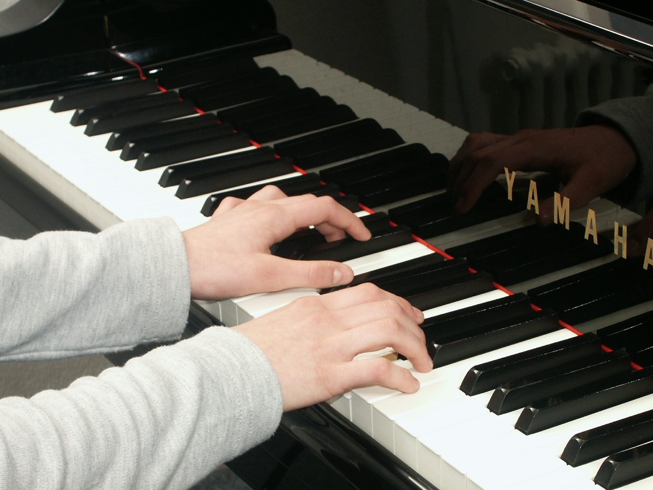 Bild mit Händen am Klavier