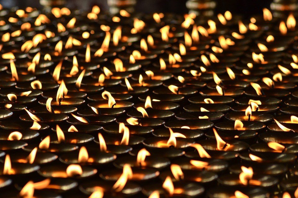 Lichtermeer aus brennen Kerzen