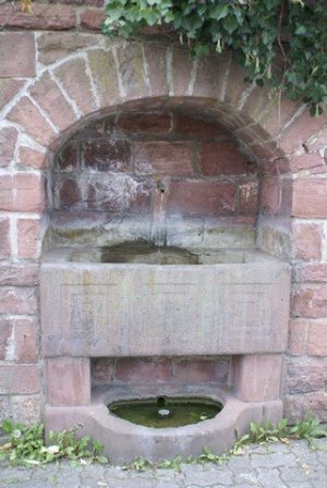 Brunnenbecken in Mauernische in Nahaufnahme