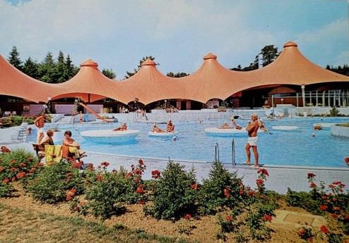 eine Postkarte mit dem  "alten" Dach des Waldbades Schöllbronn und Badegästen
