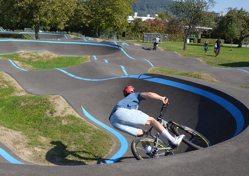 Fahrradfahrer in einer Kurve im Pumptrack