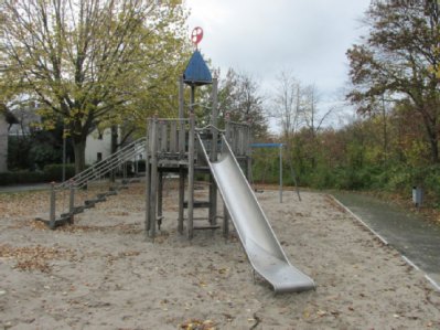 Klettergerät mit Rutsche auf Sandspielfläche