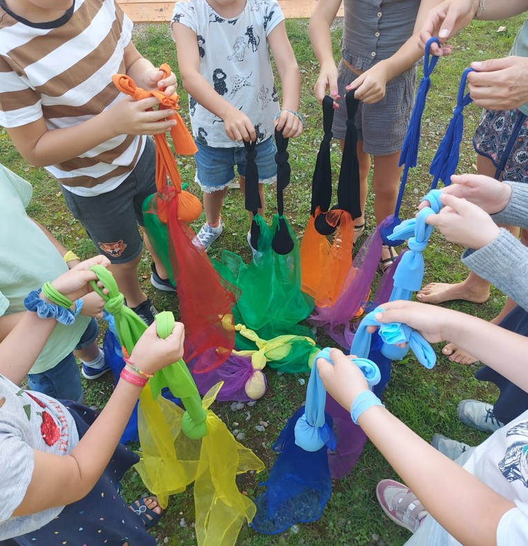Kinder mit bunten Tüchern