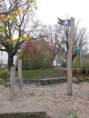 Seilkletterspielgerät auf Sandspielfläche