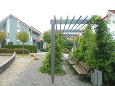 Bänke mit Pergola, daneben Wipptiere Bänke mit Pergola, daneben Wipptiere