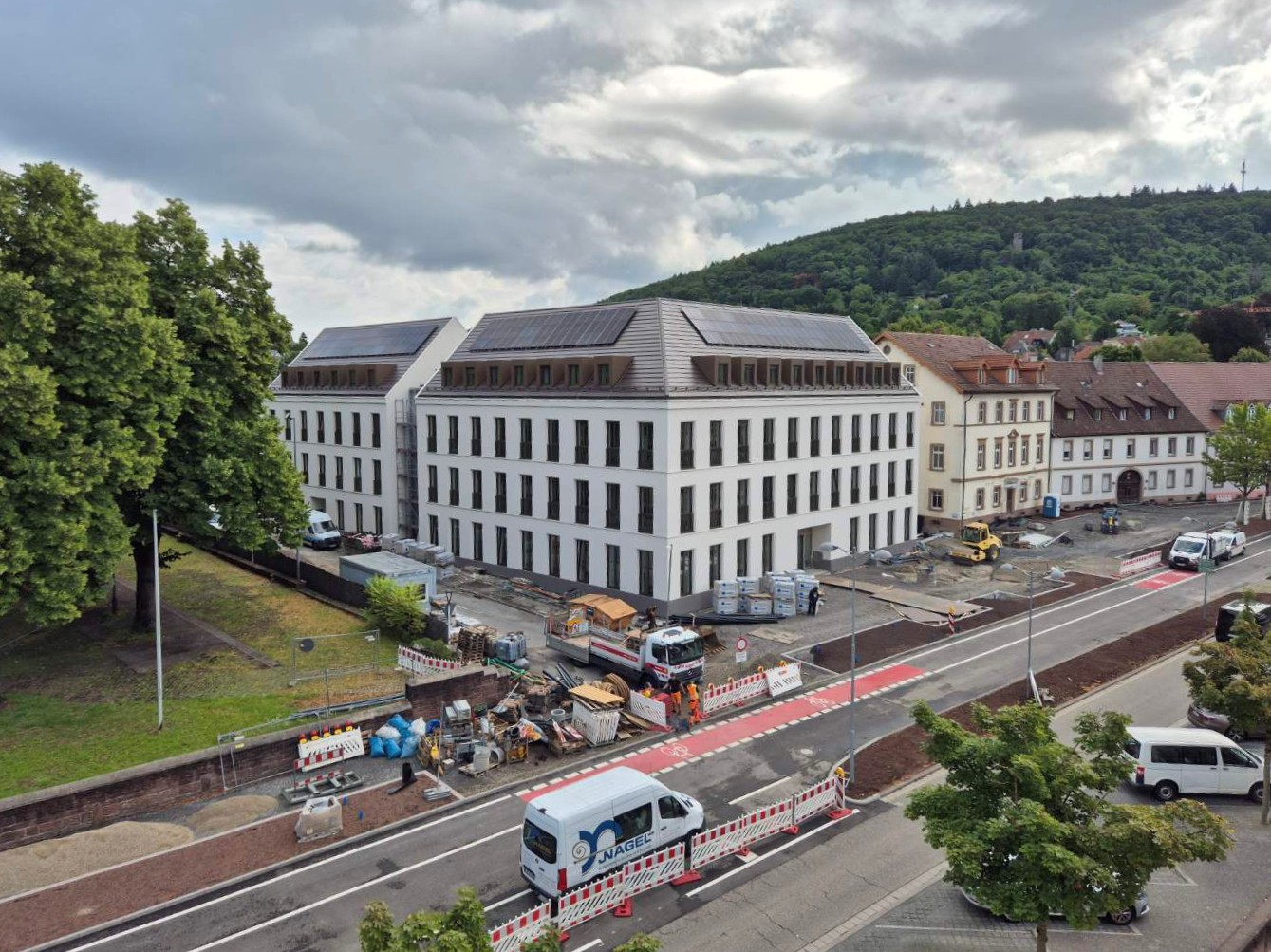 Neues Gebäude auf dem ehemaligen Feuerwehrgelände Man sieht im Vordergrund die zwei Fahrstreifen der Pforzheimer Straße und im Hintergrund der Neubau der Stadtbau nebst dem ehemaligen Hotel Sonne, das noch saniert werden wi.