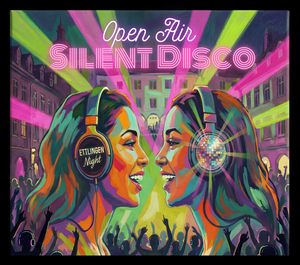 Bild zweier Frauen mit Kopfhörern in einer Disco im Schlosshof