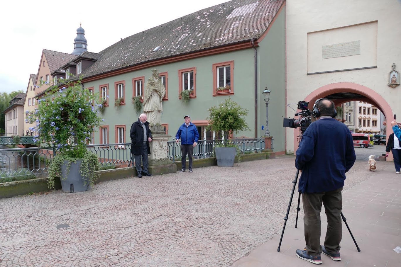 Dr. Erwin Vetter und Engelbert Baader auf der Rathausbrücke mit Harald Fehrer hinter der Kamera, 2025 Dr. Erwin Vetter und Engelbert Baader auf der Rathausbrücke mit Harald Fehrer hinter der Kamera, 2025