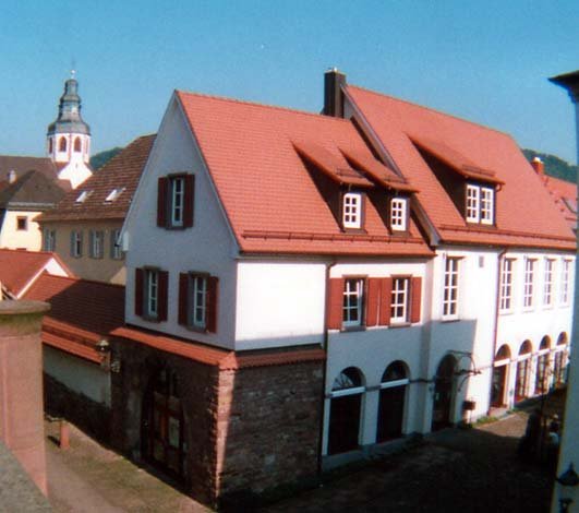 Begegnungszentrum Ettlingen, im Hintergrund Turm der Martinskirche