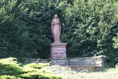 Madonna mit Christuskind in den Armen auf Sockel über Brunnentrog stehend