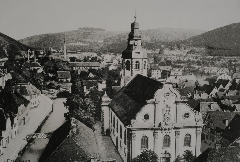 Schwarzweißes Schrägluftbild mit dem Blick auf die Martinskirche und die Albstraße