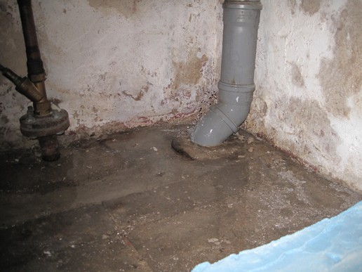 Wasser drückt wegen fehlender Rückstauklappe zurück in den Keller