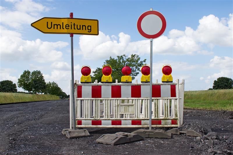 Symbolbild für Sperrung: Bake mit Umleitungs- und Durchfahrt verboten Schild