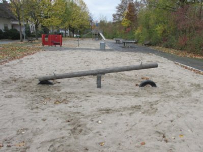 Wippe auf Sandspielfläche