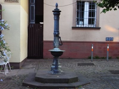 Standbrunnen mit Säule und Pumpenschwengel