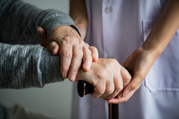 Hände Senior mit Pflegekraft