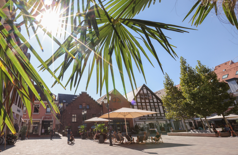 Das Foto zeigt den Erwin-Vetter-Platz mit seinen Einzelhandelsgeschäften