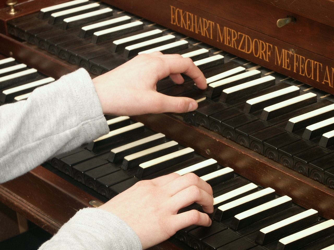 Hände am Cembalo