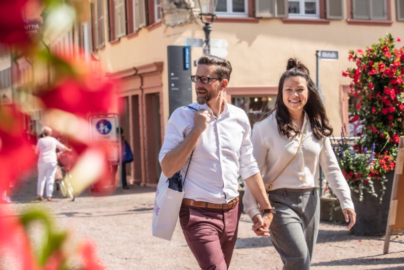 Foto eines einkaufenden Paares in Ettlingen