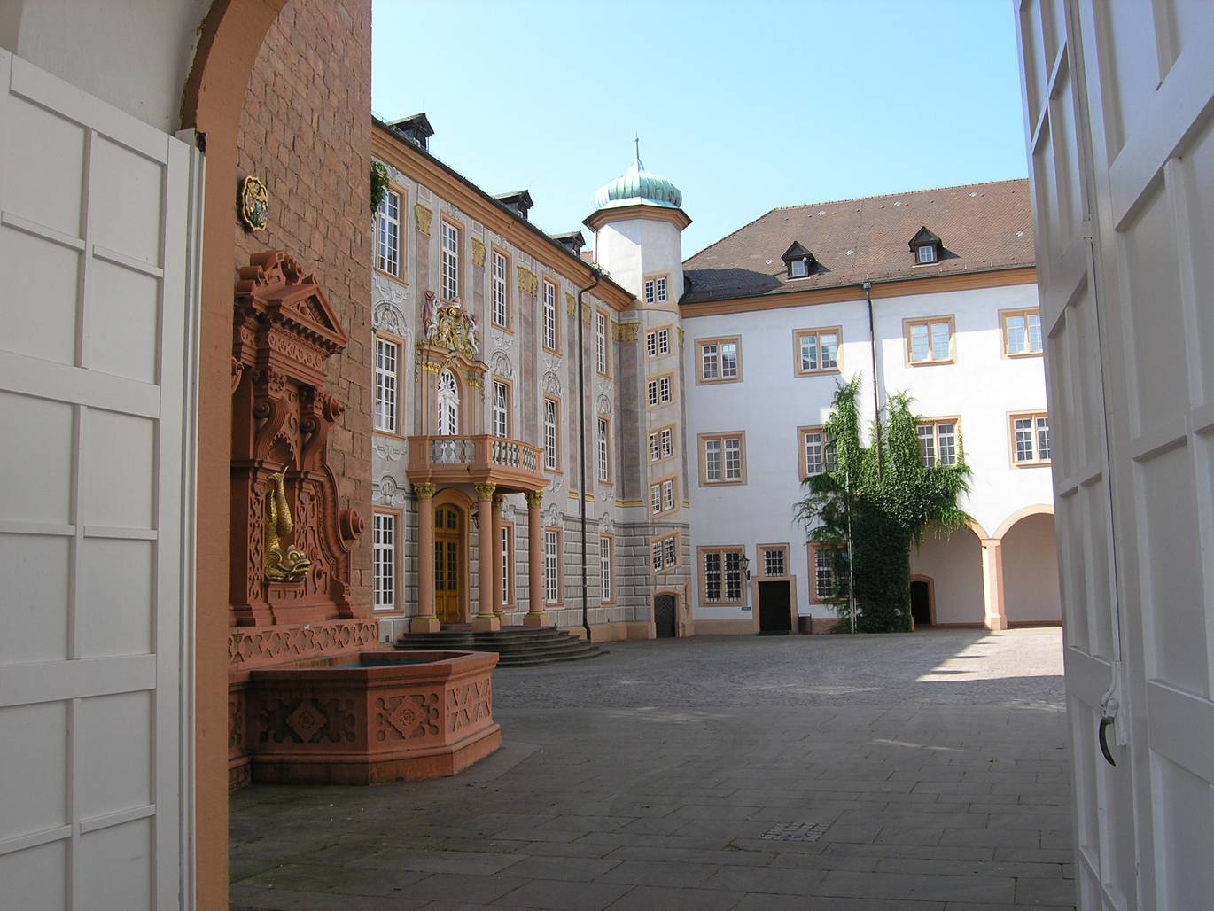 Blick in den Schlosshof von Osten
