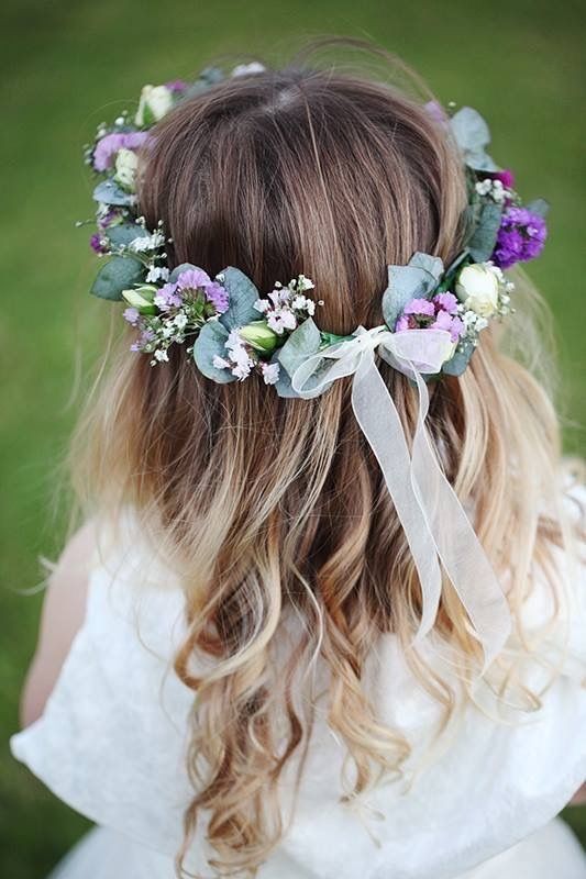 kleines MÄdchen mit einem  Blumenkranz