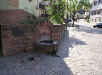 Brunnentrog vor Sansteinmauer