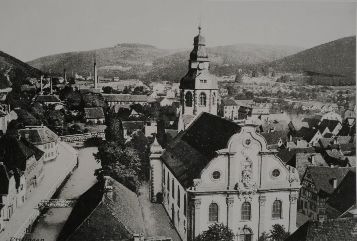 Schrägluftansicht auf die St. Martinskirche in der Innenstadt von Ettlingen, Quelle: Stadtarchiv Ettlingen