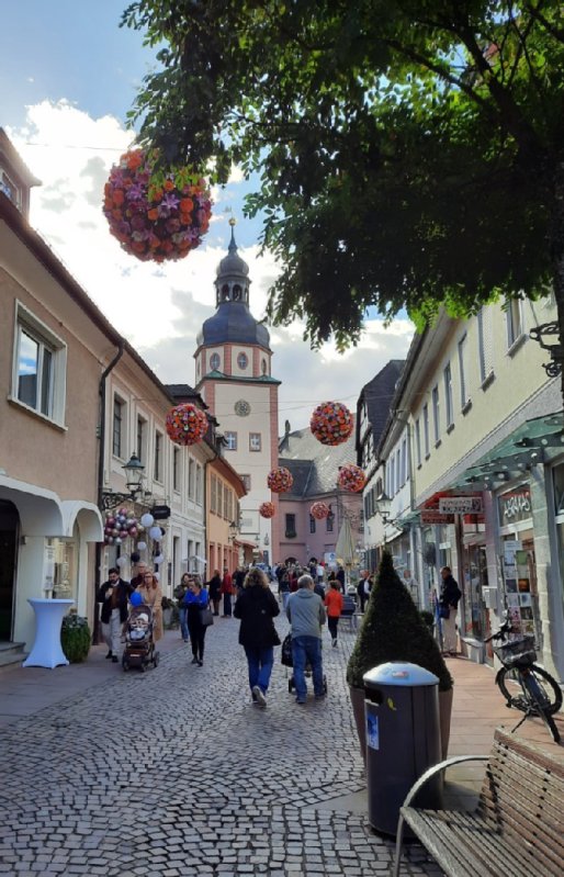 Das Foto zeigt die Ettlinger Kronenstraße mit Passanten