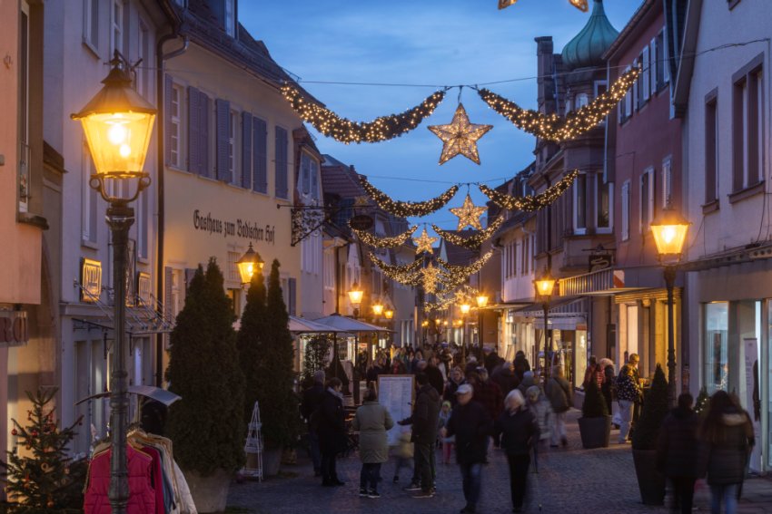 Einkaufen in der weihnachtlichen Leopoldstraße