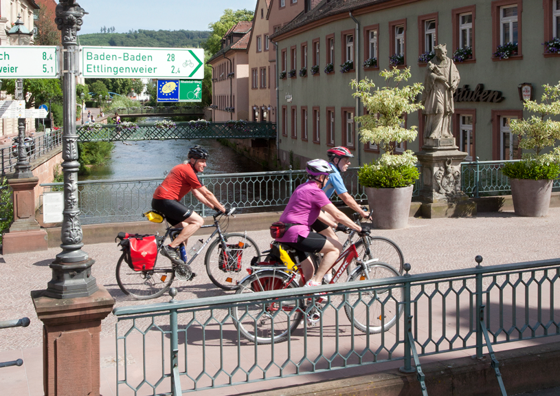 Drei Radfahrer auf der Albbrücke Kronenstrasse Richtung Altstadt
