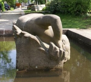 Skulptur der Jungen Alb in Wassertrog liegend in Nahaufnahme