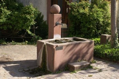 Rechteckiger Brunnentrog mit Stele mit Wasserauslauf