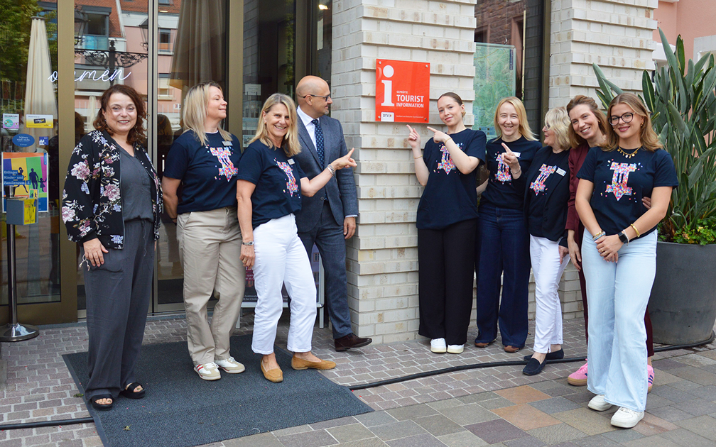 Eingangstür der Touristinfo mit dem ganzen Team und OB Arnold