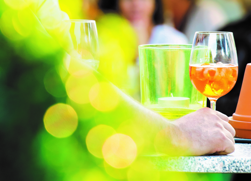 Das Foto zeit einen Ausschnitt eines Straßencafés.