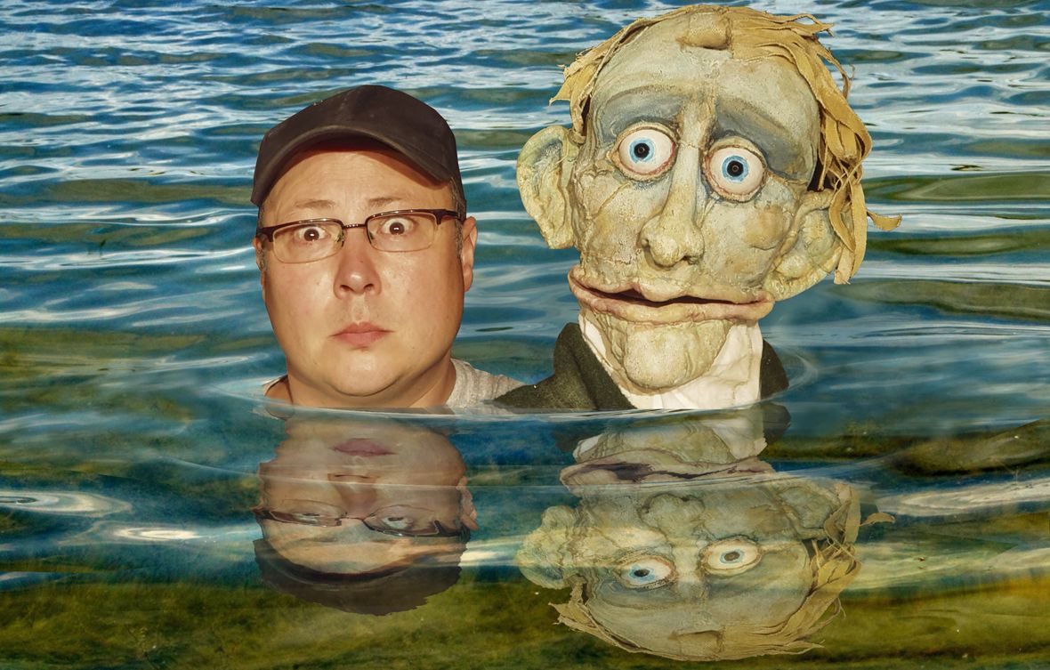 Ettlinger Sagen Der Puppenspieler Carsten Dittrich mit der Puppe Hugo Hagedorn in einem See.