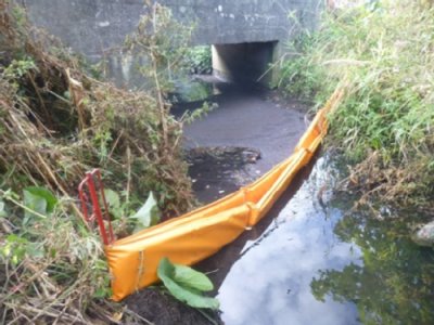 Ölige Flüssigkeit, die über den Kanal in einen Graben eingeleitet wird