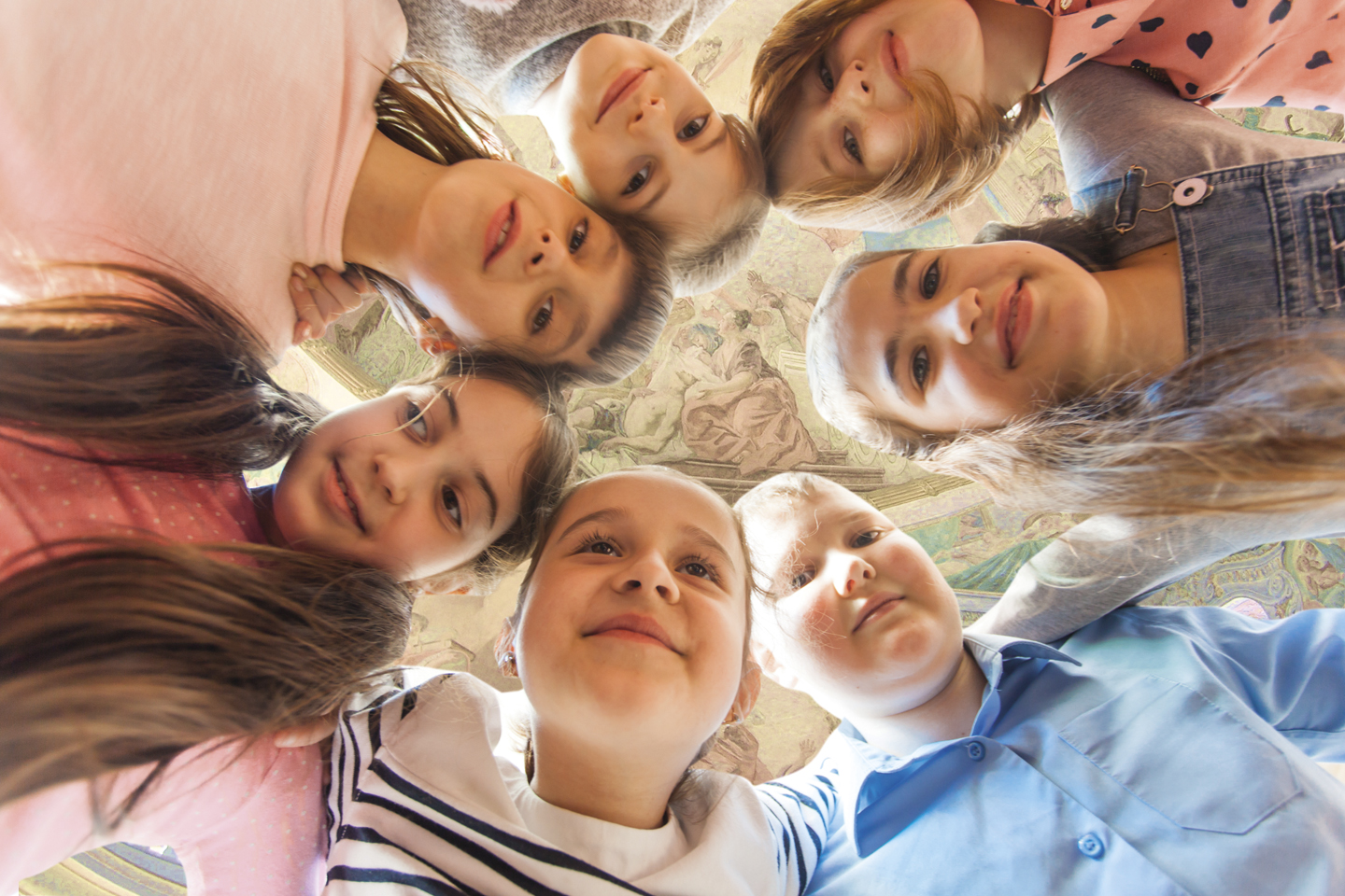 Kinderangebot Sieben Kinder stehen in einem Kreis im Asamsaal